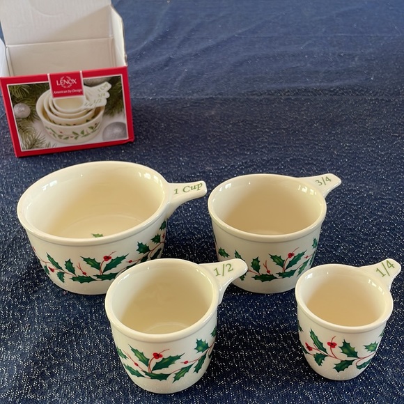 LENOX - Set of 4 - HOLIDAY Measuring Cups - Holly & Berries Pattern - Picture 3 of 4